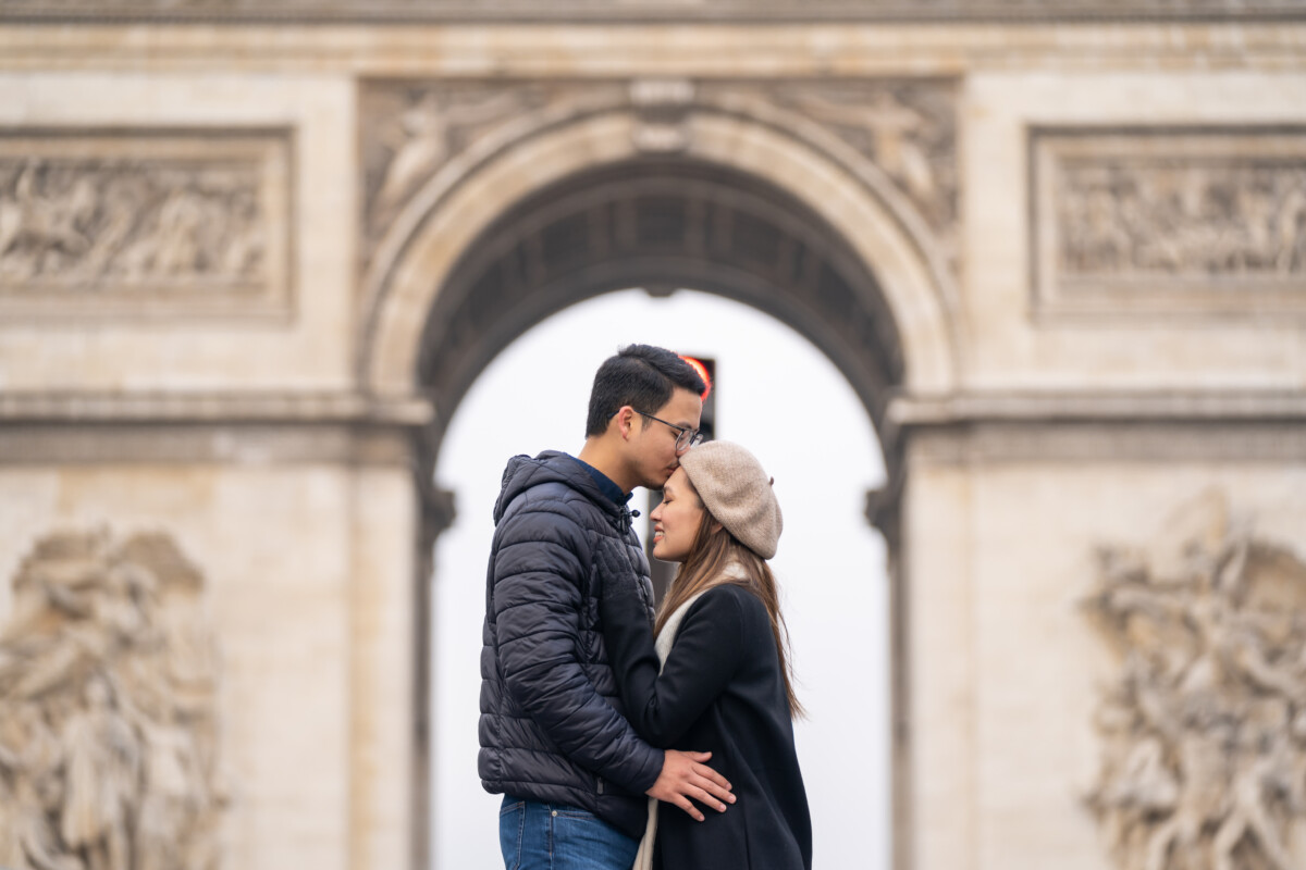 Holiday couple photoshoot at Arc de Triomphe Paris by Eny Therese Photography